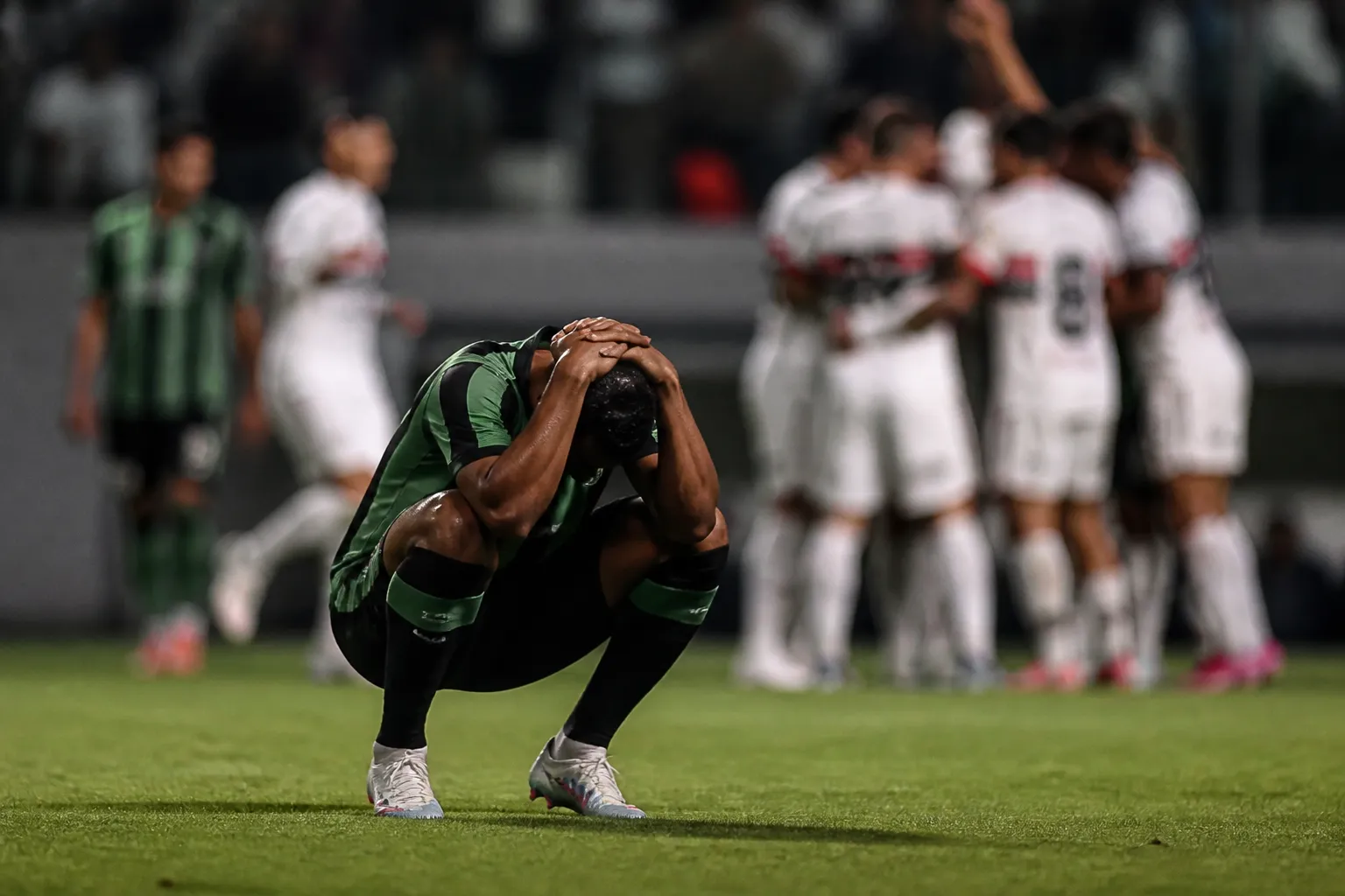 ¿Por qué América-MG sigue recibiendo goles en los minutos finales de la Série B con Umberto Louzer?